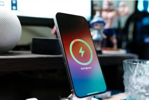 卫滨苹果15换屏服务分享用什么充电器给iPhone15充电更好 